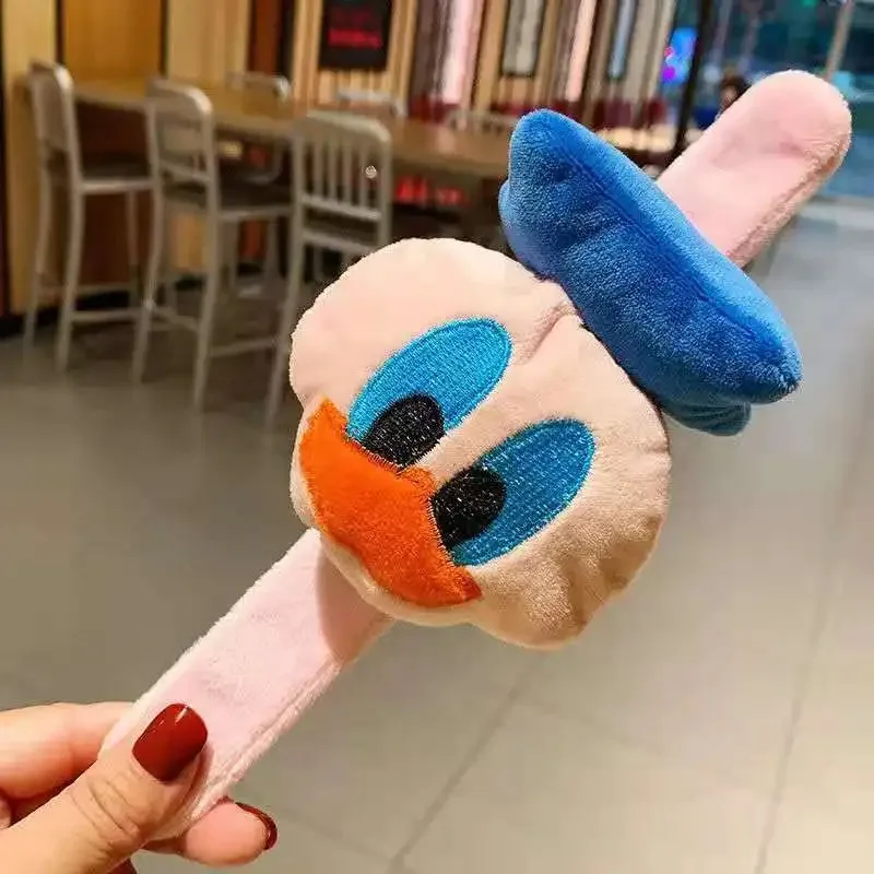 Figura de Anime Stitch pulsera de felpa accesorios de Disney Kawaii Stich Linda muñeca decoración regalos de fiesta para juguetes para niños