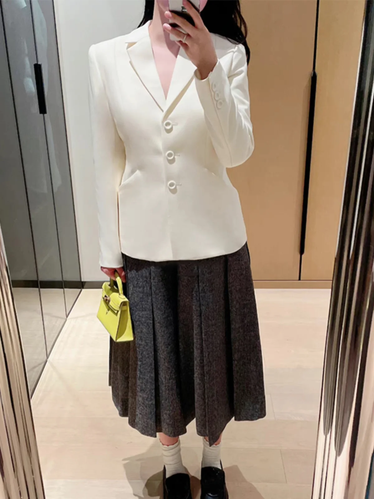 เสื้อโค้ททรงเข้ารูป คอวี ติดกระดุมแถวเดียว ช่วงเอวเข้ารูป ตัดเย็บแบบ 3 มิติ เหมาะสำหรับใส่ทำงาน แขนยาว สีพื้น
