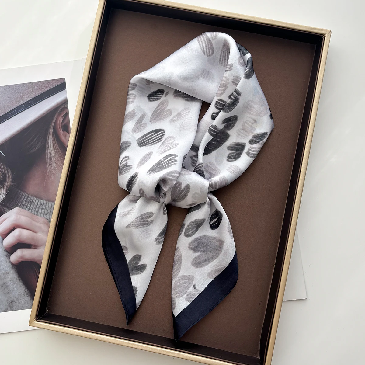 Luxuriöser quadratischer Schal für Frauen, niedliches Damen-Hijab-Halstuch, weicher Fleck, Imitationsseidenschals, eleganter Schal für den täglichen Gebrauch – Detail 2
