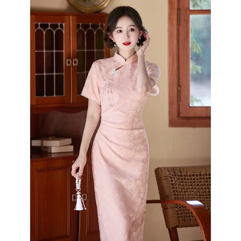 

The young model is beautiful, and the pink improved cheongsam 2026 is thin and gentle after pinching pleats at waist.