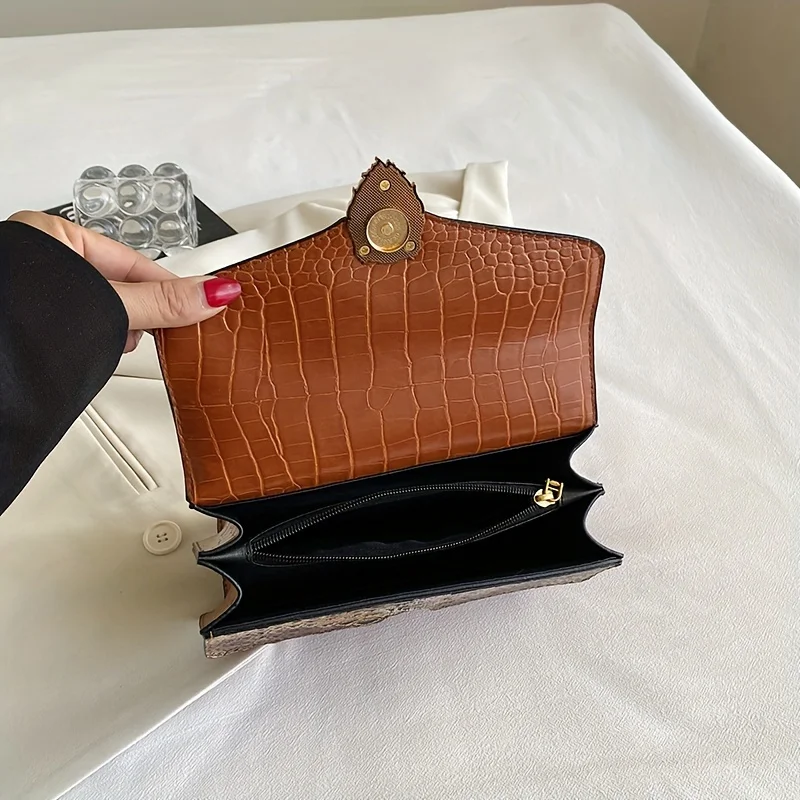 Classic Niche Design Mini Square Shoulder Bag Fully Equipped with Fashionable Clamshell Lion Button Decorated Chain Bag