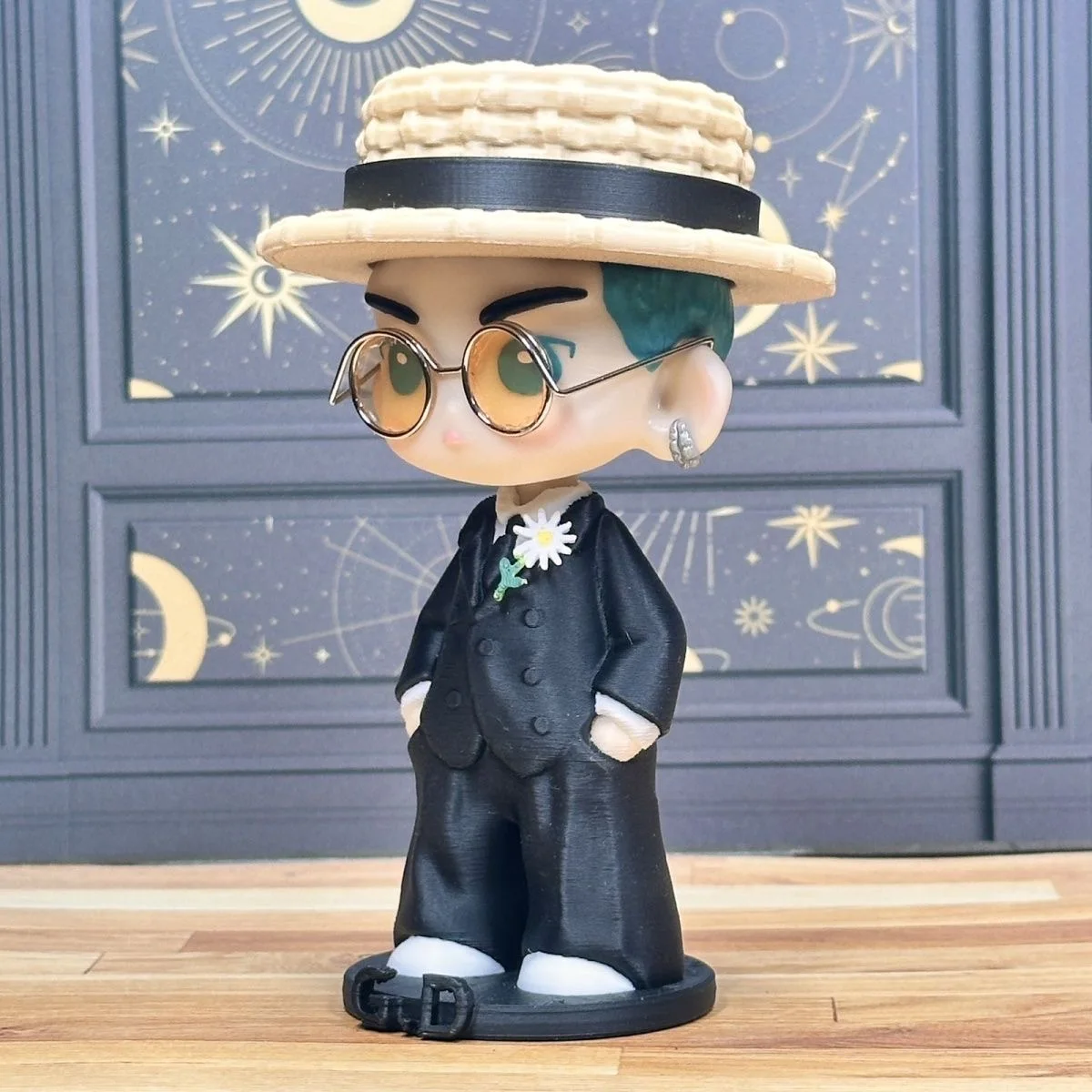 11cm Śliczna figurka G-Dragons Model Słomkowy kapelusz Okulary przeciwsłoneczne Styl garnituru PVC Figurka akcji Statuetka malarza Modle Lalka Zabawka Dla fanów Prezent