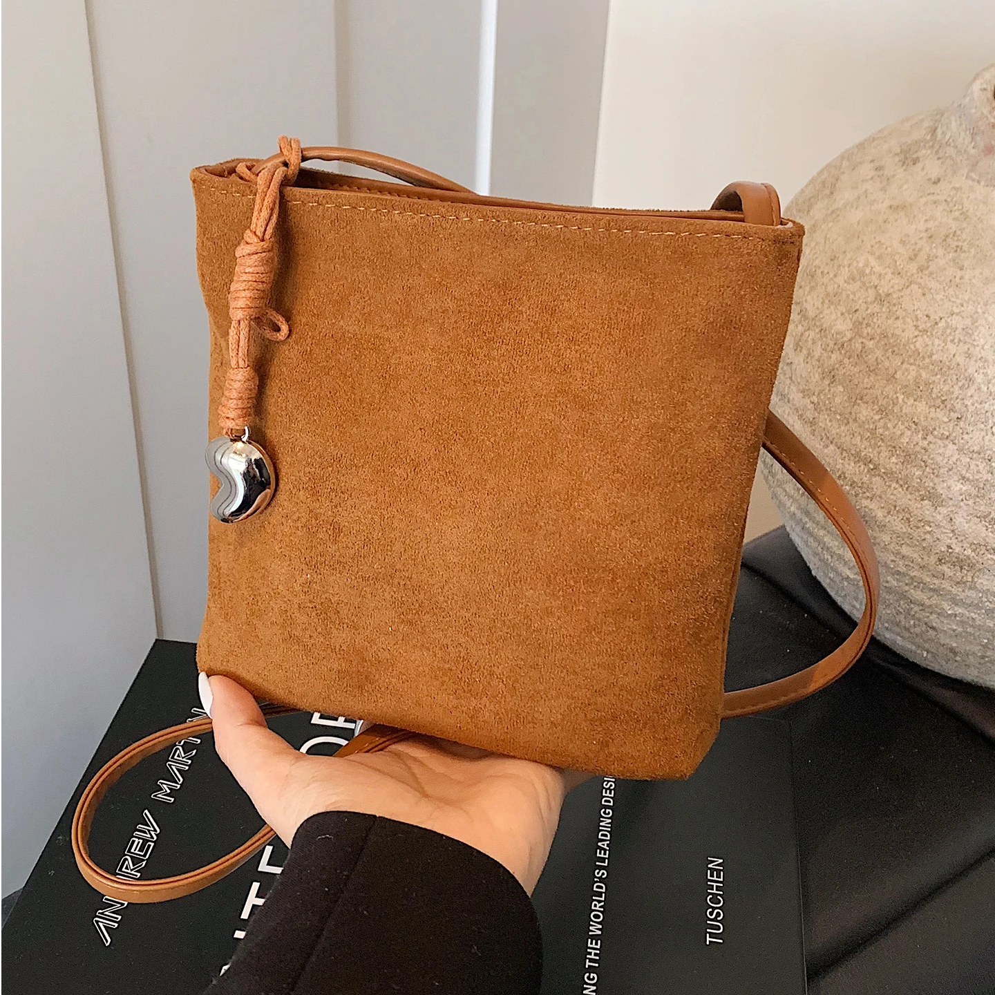 

Retro Suede Bucket Bag Solid Color Versatile Women Crossbody Bags Large Capacity Casual Shoulder Pack Simple Shopping Coin Purse