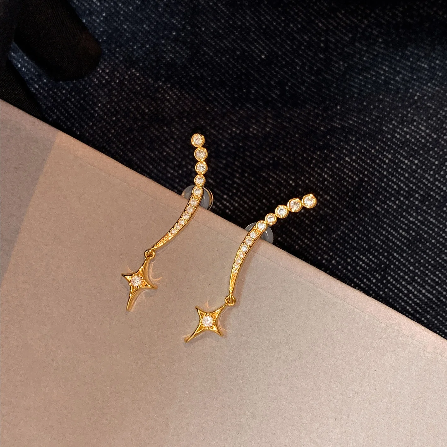 

Silvery Needle Zircon Star Studs Unique and Fashionable Design Sense Niche Earrings Light Luxury High-end Jewelry
