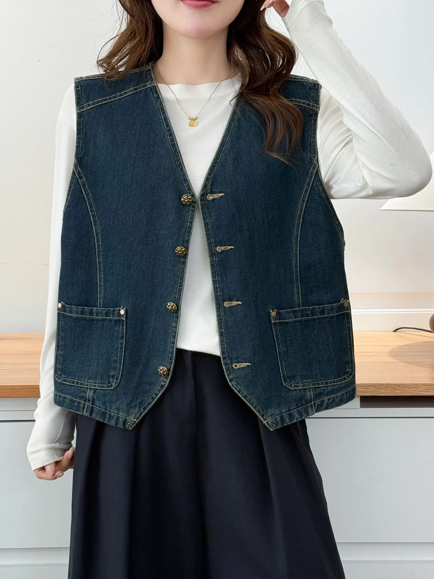 Slimming Denim Vest Women's Fashion Outerwear Shoulder Pad Design Breathable V-Neck Casual Style Comfortable Medium Warmth