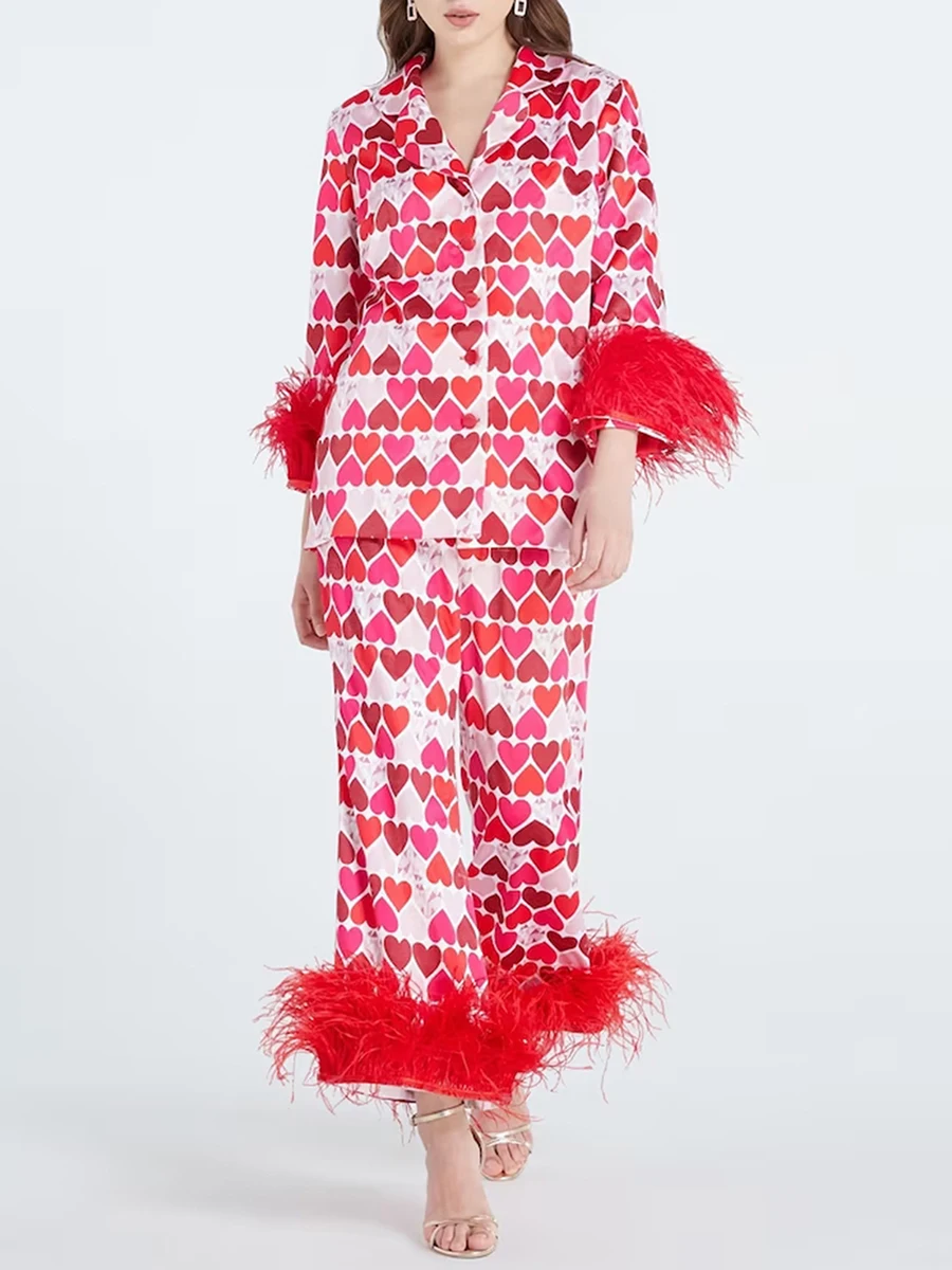 Set pigiama da donna in raso con stampa a cuore, polsino in piume, camicia a maniche lunghe con risvolto e pantaloni in vita elastica, indumenti da notte da 2 pezzi