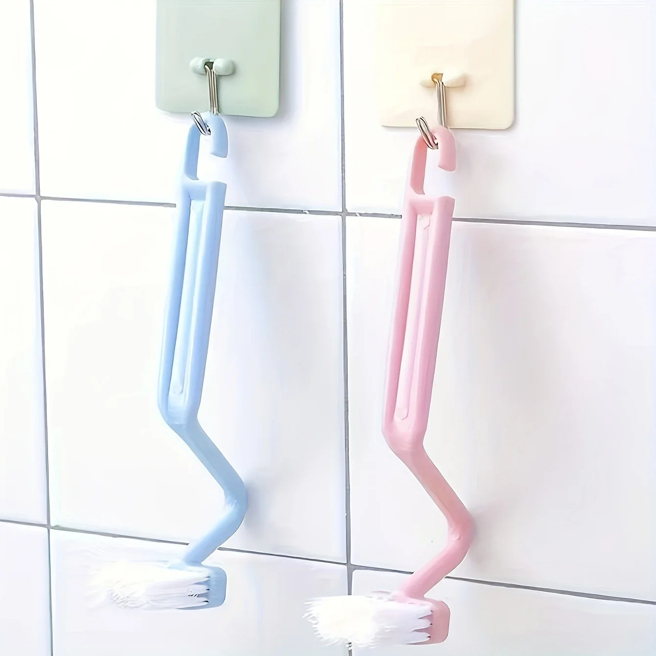 Brosse de toilette en forme de S : un design incurvé innovant en forme de S pour un nettoyage efficace du cuvette de toilette.