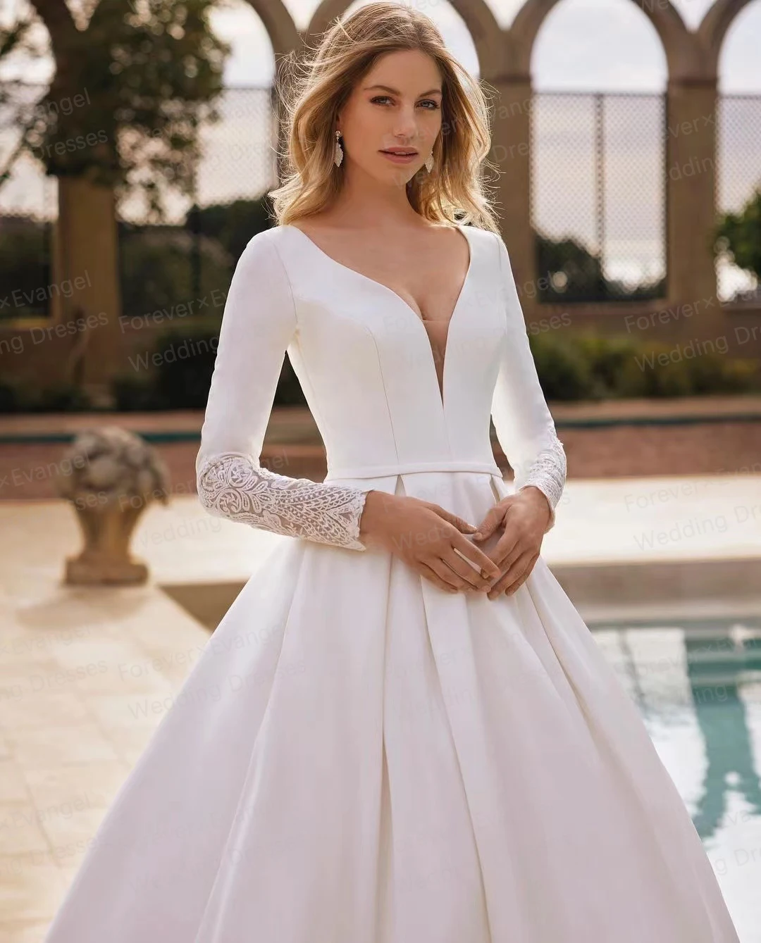 Semplici abiti da sposa con scollo A V profondo da donna A Line Appliques Sexy abiti da sposa A maniche lunghe pieghe senza schienale in raso abiti eleganti