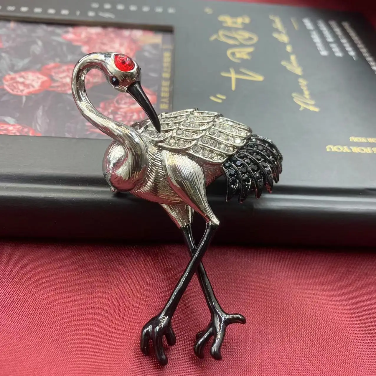 

Винтажная элитная брошь-журавль с красной короной Grus Japonensis, металлические черные эмалированные броши с животными, ювелирные изделия