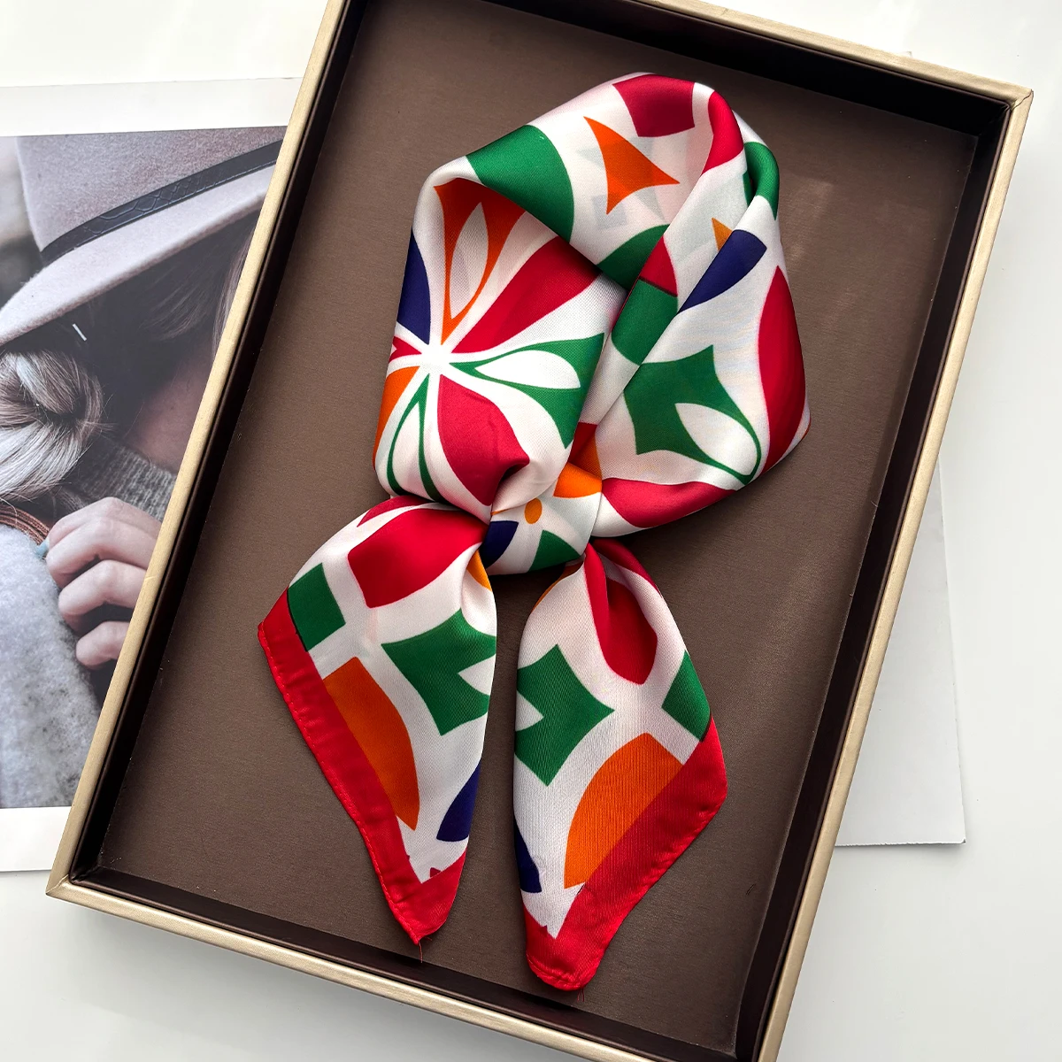 

Стильный квадратный платок с принтом для женщин, имитация шелка, бандана, роскошный хиджаб, элегантная шаль для путешествий