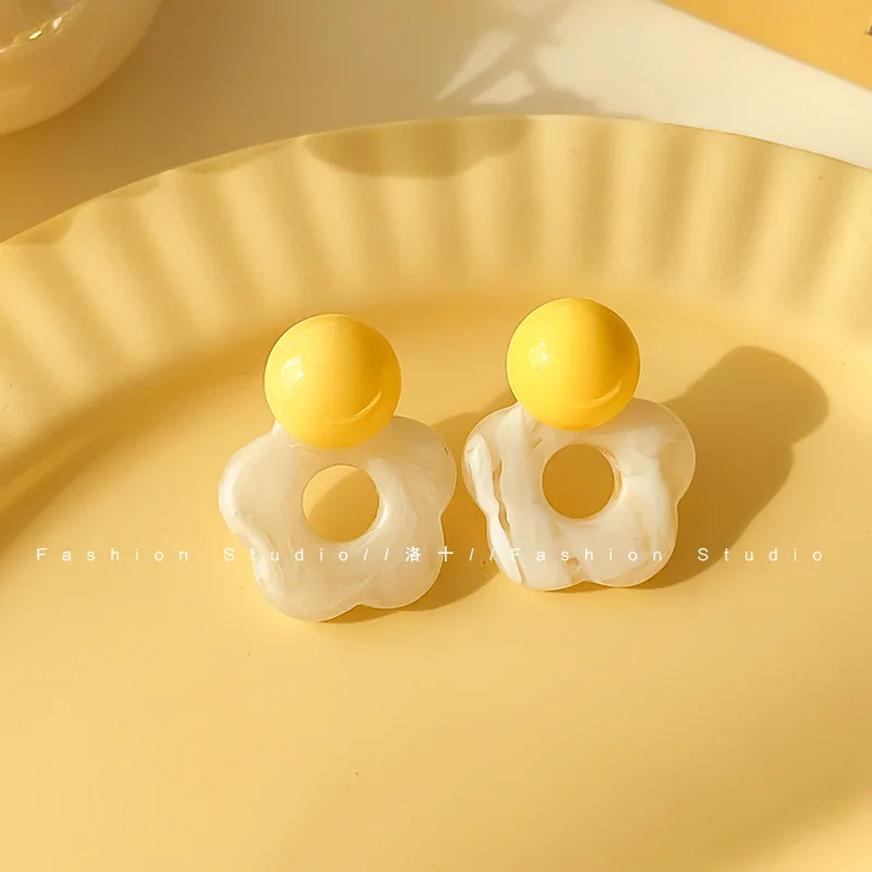 Fresh and Sweet Acrylic Yellow White Flower Earrings For Women Bright Cute Transparent Petal Earring Jewelry Accessory Gifts