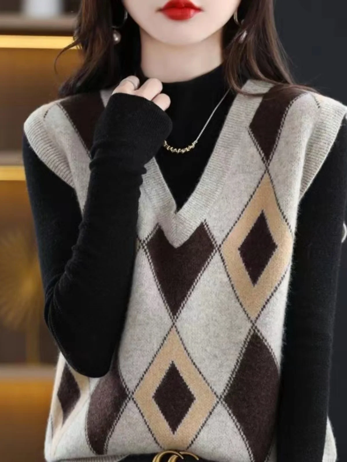 Fashionable V-Neck Diamond Knitted Vest Women's Base Layer Jacket Stylish Warm Outerwear Commute Style Loose Fit Inner Wear