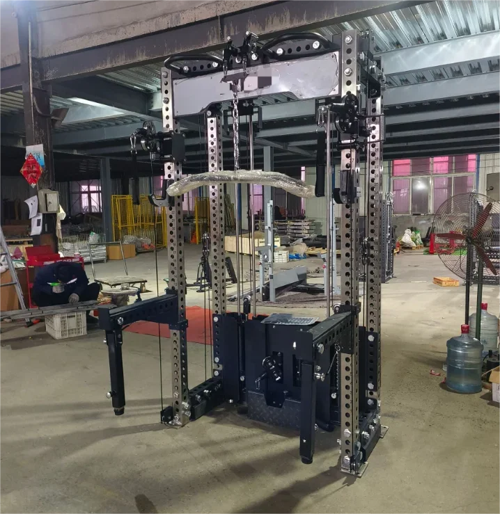Equipo de fitness de fuerza Jaulas eléctricas de 4 postes Estantes para sentadillas con sistema de polea cargada con pasador - Servicio pesado para gimnasios comerciales