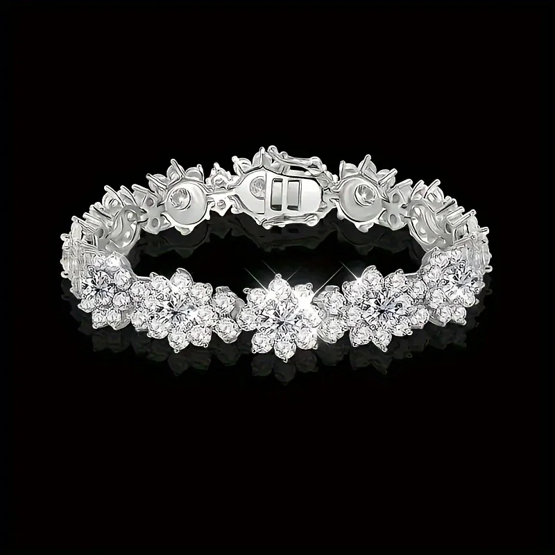 Magic flower bracelet, made of sparkling moissanite, exquisite and realistic. Elegant and luxurious, exudes charming beauty and
