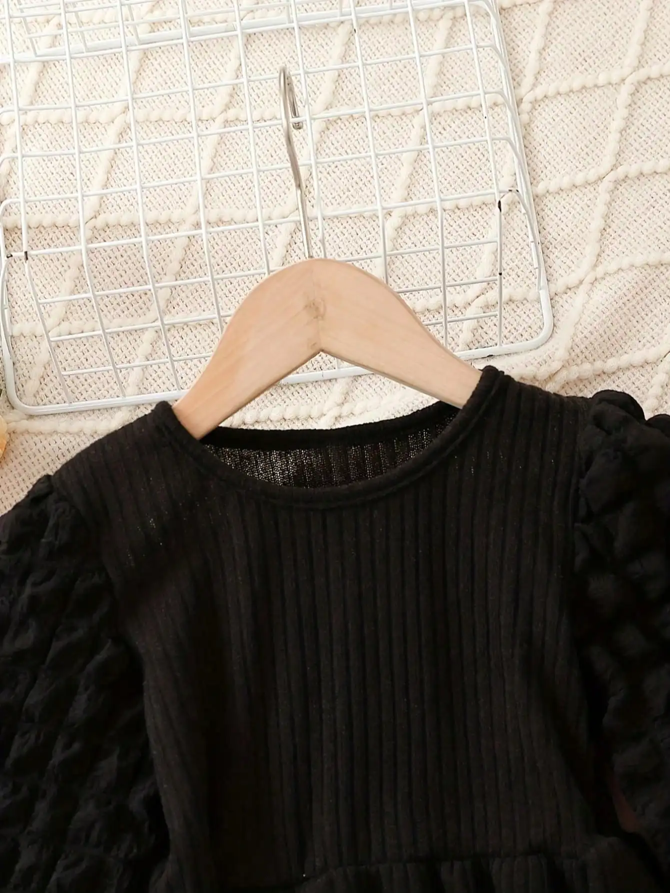 Kinder-Freizeitkleidung, modisches schwarzes Cordkleid mit Rundhalsausschnitt, Puffärmeln, langen Ärmeln und knielangem Prinzessinnenkleid. – Detail 5