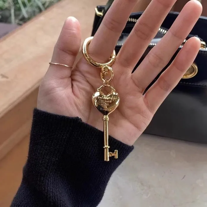 South Korean Instagram blogger with the same fashion love lock key chain bag hanging couple keychain accessories