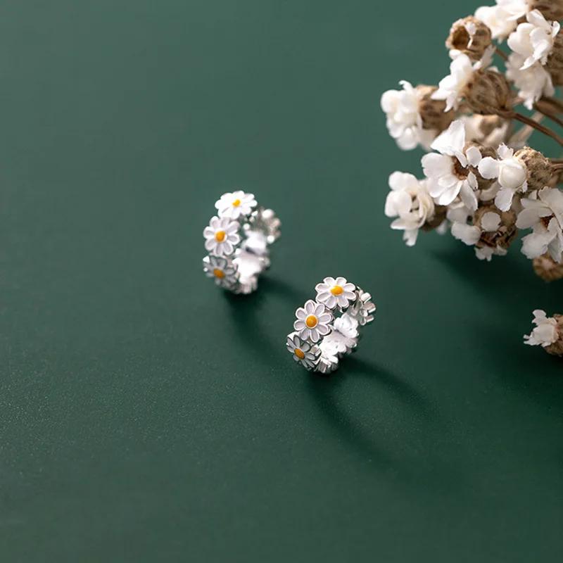 Women's Minimalist Daisy Drop Earrings