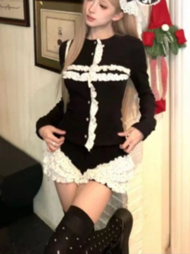 

Комплект из двух предметов в стиле Y2K: готический, темный, с кружевными вставками, топ с длинными рукавами и перекрестными элементами + мини-шорты, облегающий крой, винтажная одежда в стиле Харадзюку