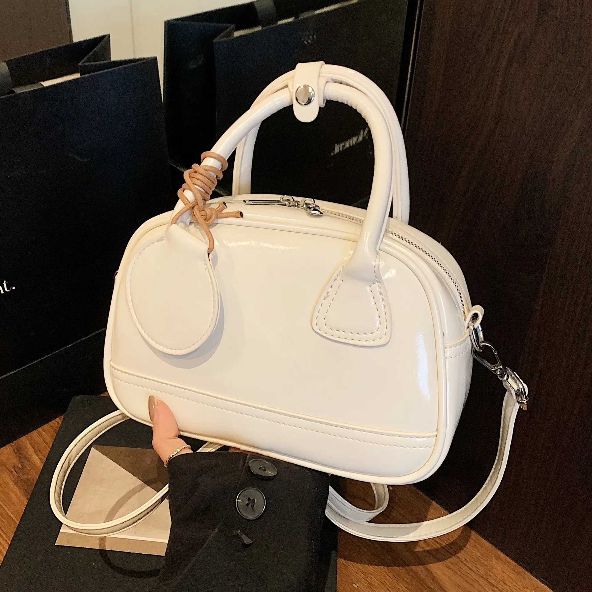 

2025 new niche design retro hand-held shell bag pillow bag second-hand high-end shoulder messenger bag