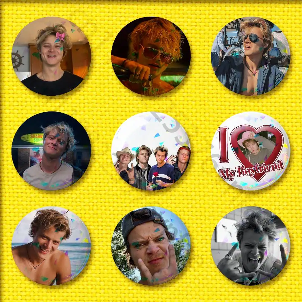 

American Actor R-Rudy Pankow Badge For 44mm 25mm 75mm 32mm 58mm Round Pin Brooch Insignia Cover Accessories