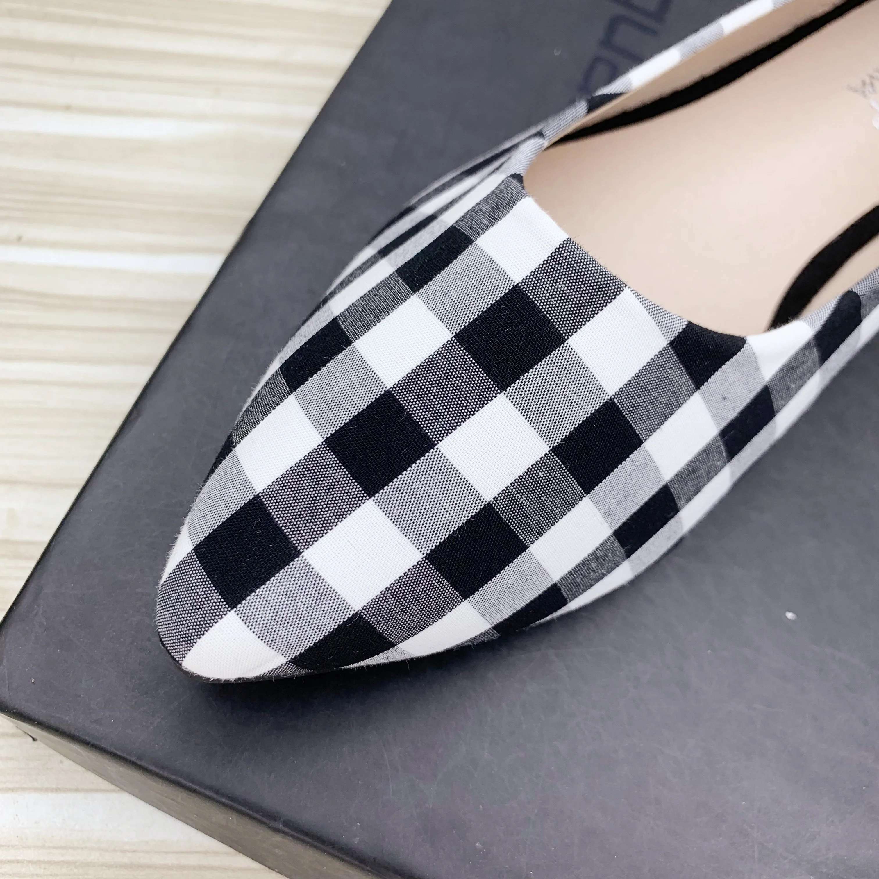 Women Shoes White Black Plaid Pointy Toe Girls Casual Shoes Flat Heel Spring Autumn Slip on Elegant Shoes Size 33-44