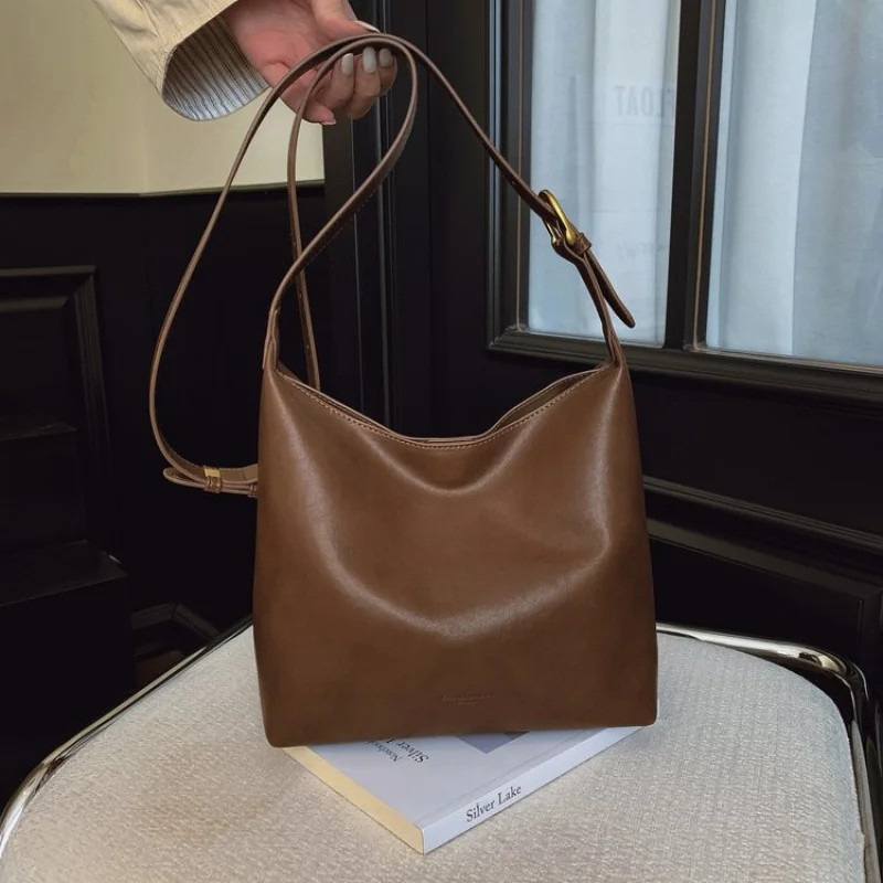 حقيبة كروس نسائية أنيقة مصنوعة من الجلد المنقوش على شكل نجمة مع مظهر يومي ناعم من القطن الأرجنتيني أنيق وواسع ​