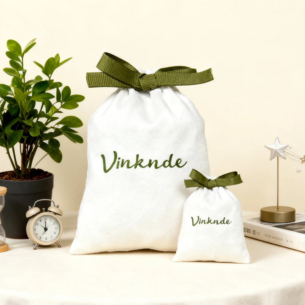 

50 шт./лот, белый мешочек для ювелирных изделий, подарочная фланелевая сумка на шнурке, бархатные упаковочные мешочки, свадебный рождественский декор, мешок с индивидуальным логотипом