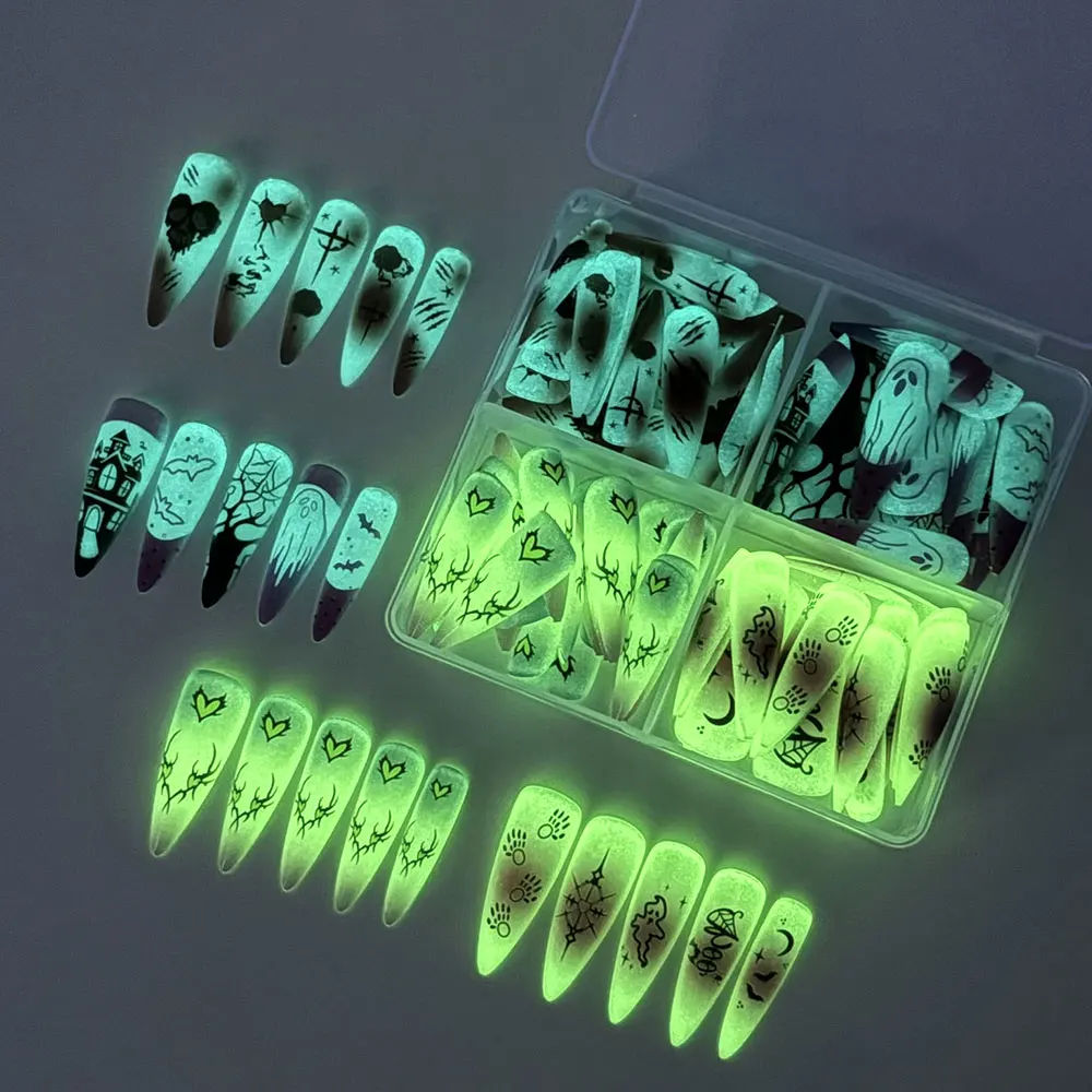96 Stück leuchtende, im Dunkeln glänzende Halloween-Press-On-Nägel in der Form von langen Mandeln, mit 3D-Motiven wie Geistern, Kürbissen und Kreuzen, sowie Totenköpfen, als vollständige Nagelverlängerung für Partys. – Detail 6