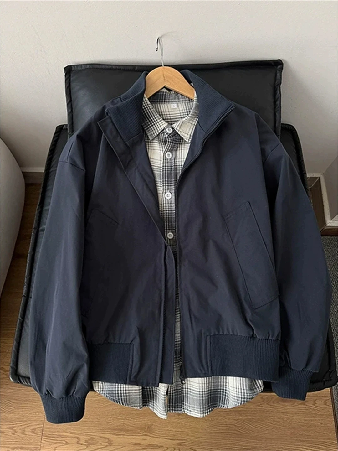 

Мужская куртка-бомбер Cleanfit: приталенный крой, короткий рукав, на молнии, ветрозащитная, однотонная, с воротником-стойкой, для осени