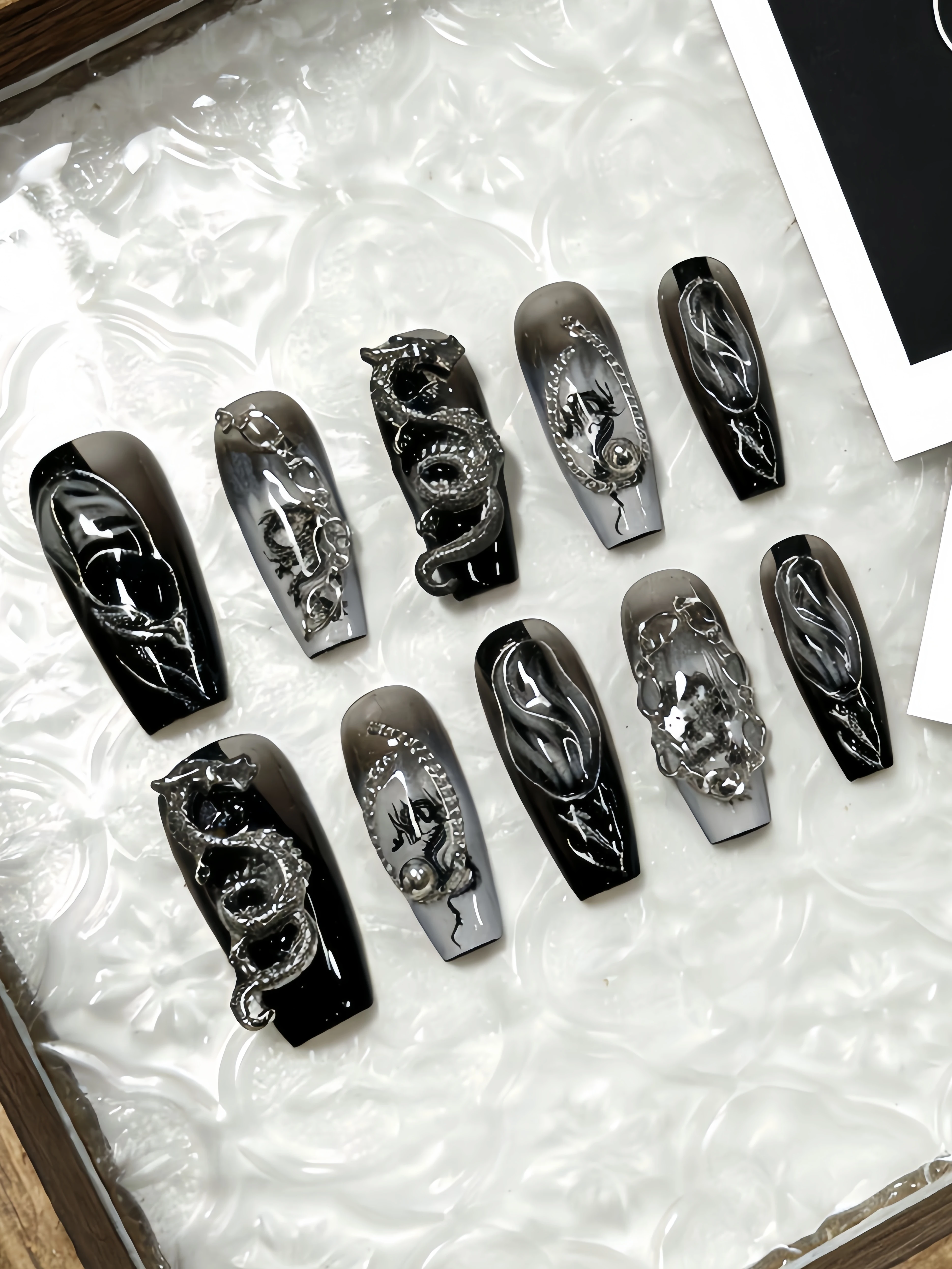 10 Pieces of Medium-Length Trapezoidal Press-On Nails, Black and White Ink Gradient 3D Silver Dragon Nail Stickers, Dark Chinese Style, Cool and Stylish, Y2K Chinese Gothic Style Nail Pieces