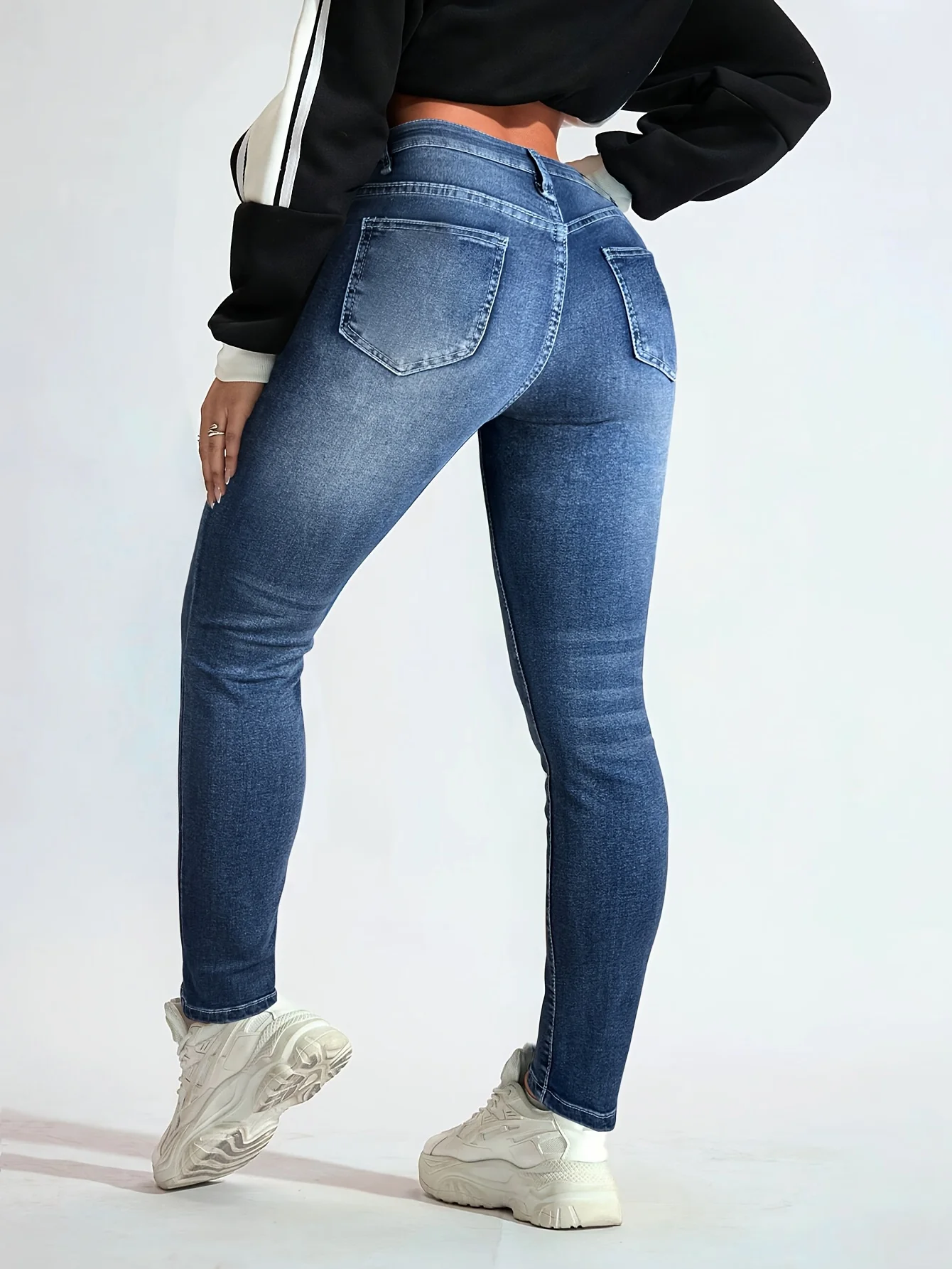 جينز أزرق مغسول للنساء، تفاصيل أزرار، ميزات شعيرات القطط، سراويل جينز نسائية ضيقة غير رسمية ونمط يومي
