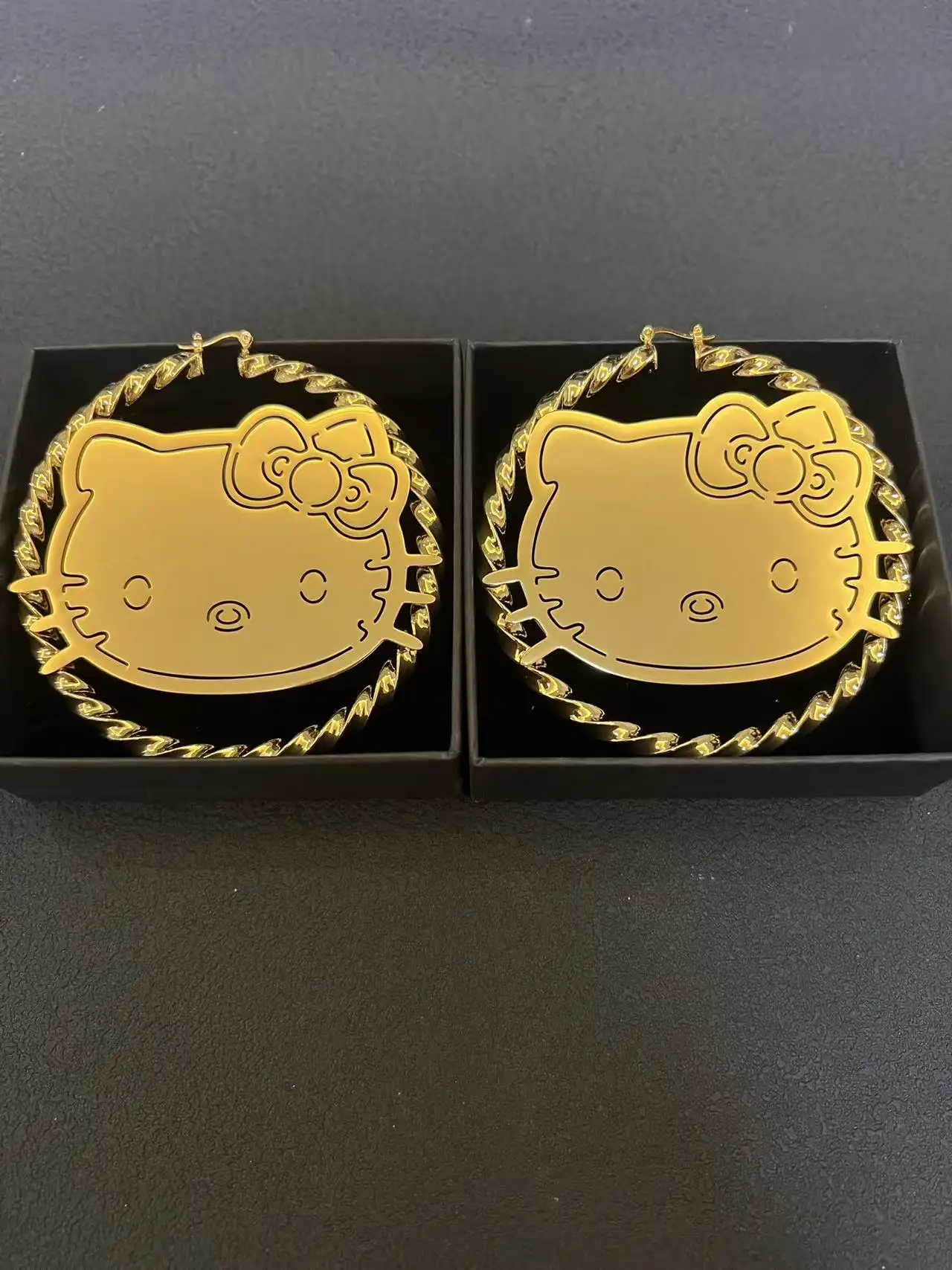 Aros de aretes Sanrio Hello Kitty de acero inoxidable chapado en oro de 18 quilates