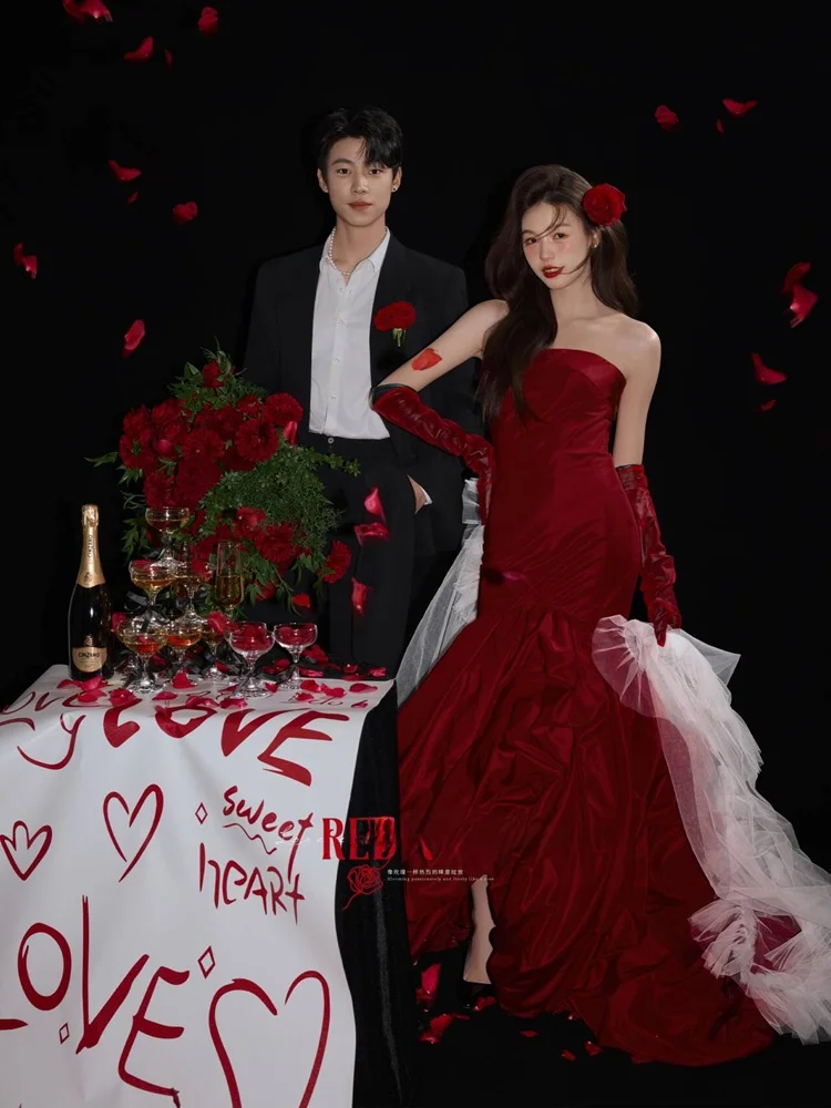 

Elegant Fish Tail Wedding Dress Photography Costume Couple Magazine Style Retro Light Sensation Studio Portrait Photography