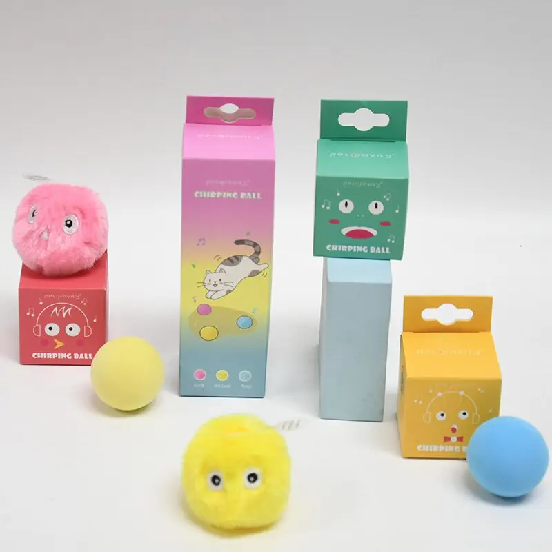 Das interessante und bissfeste Spielzeugball für Katzen von Minty Kat Toy Ball gibt ein Quietschgeräusch von sich.