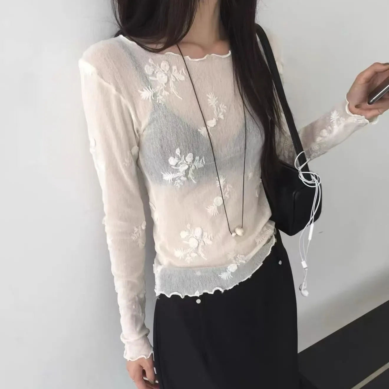 2026 New Korean Style Embroidered Thin Early Morning Base Layer Top Fashionable Casual Simple Unique Women's T-shirt