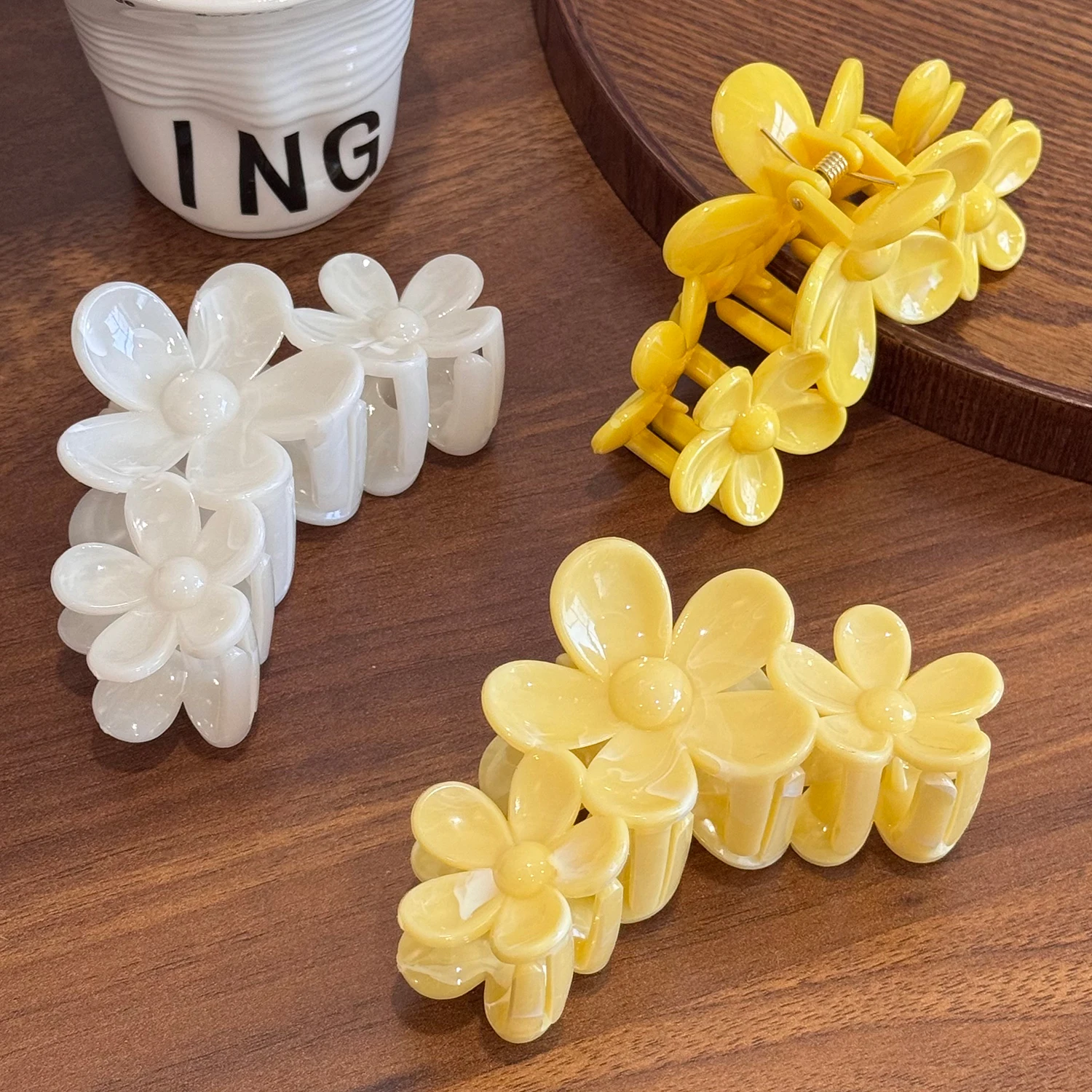 

Korean-style Large Flower Versatile Shark Claw Clip
