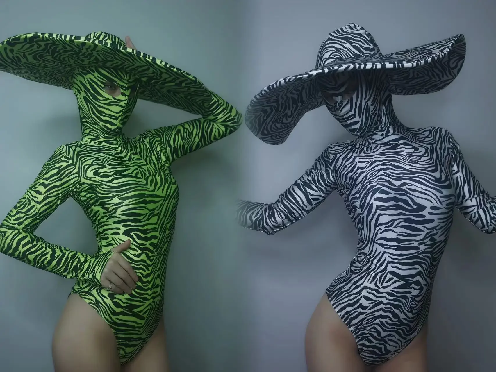 

Греческий черный узкий боди с рисунком зебры, большая шляпа, танцевальный наряд, бар, ночной клуб, женская танцевальная команда, одежда для джазовой сцены