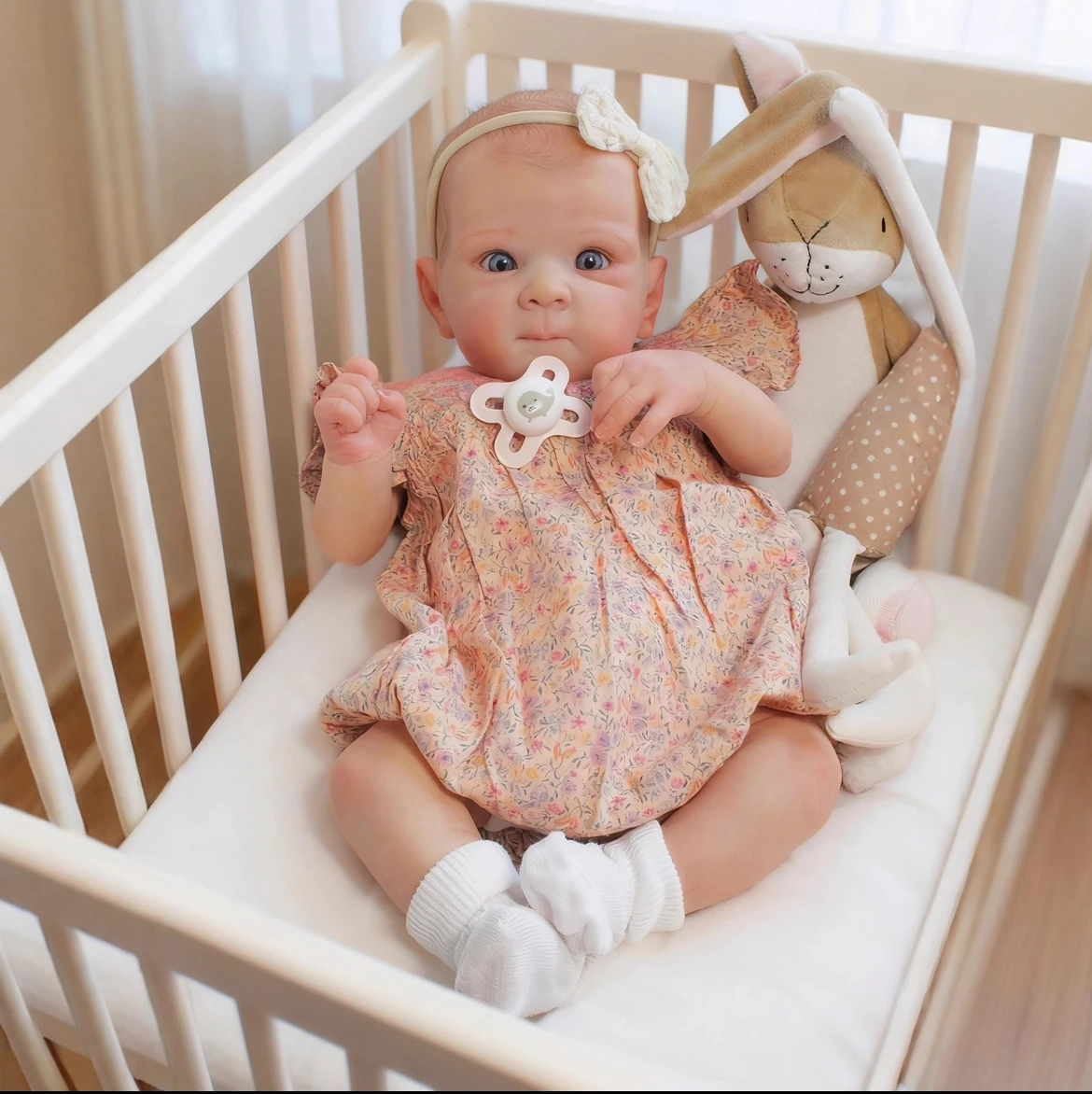 Boneca Reborn de 48cm com Olhos Abertos, Vestindo Macacão com Mangas de Renda e Faixa de Cabelo com Laço, Boneca Realista de Corpo Macio em Vinil para Meninas