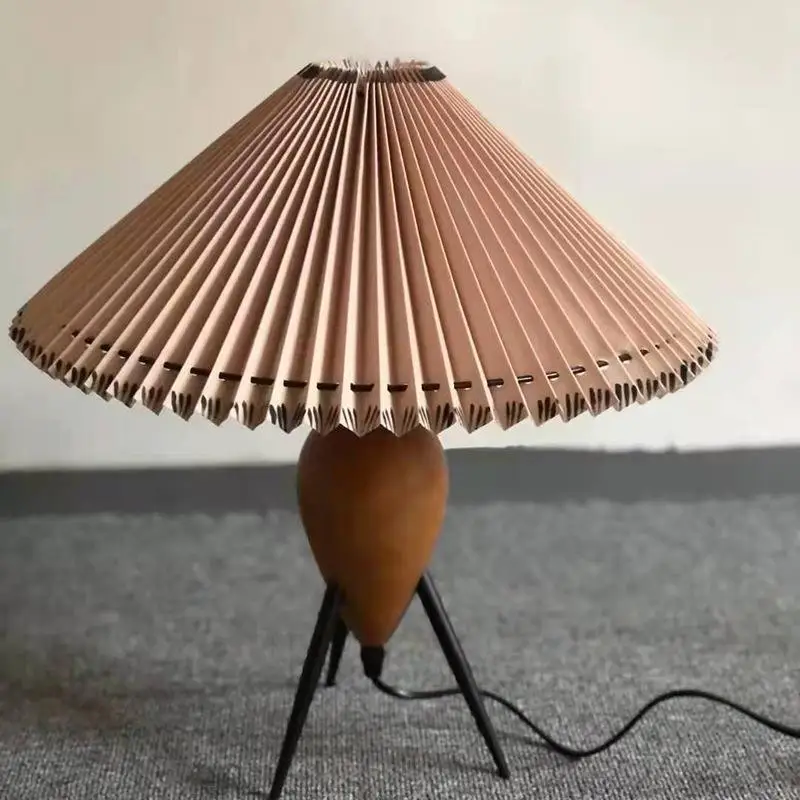 Korean retro tripod decorative table lamp living room bedroom energy saving reading table lamp creative bedroom study