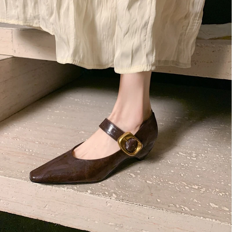 أحذية نسائية موضة 2025 بكعب وحيد للخريف أحذية نسائية جديدة برأس مدبب وحزام بفم ضحل وإبزيم نعل ناعم أحذية مانعة للانزلاق للسيدات