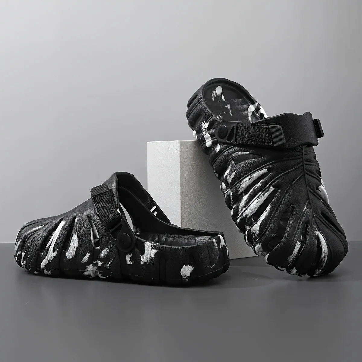 موديل 2025 من الأحذية خفيفة الوزن ومسامية ومضادة للانزلاق وعصرية وغير رسمية سهلة الارتداء، شباشب شاطئ مريحة