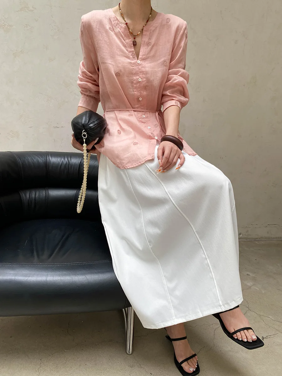 Sommerliches Damen-Shirt in unifarbenem V-Ausschnitt, locker geschnitten, mit Stickerei, für einen eleganten Look. – Detail 13