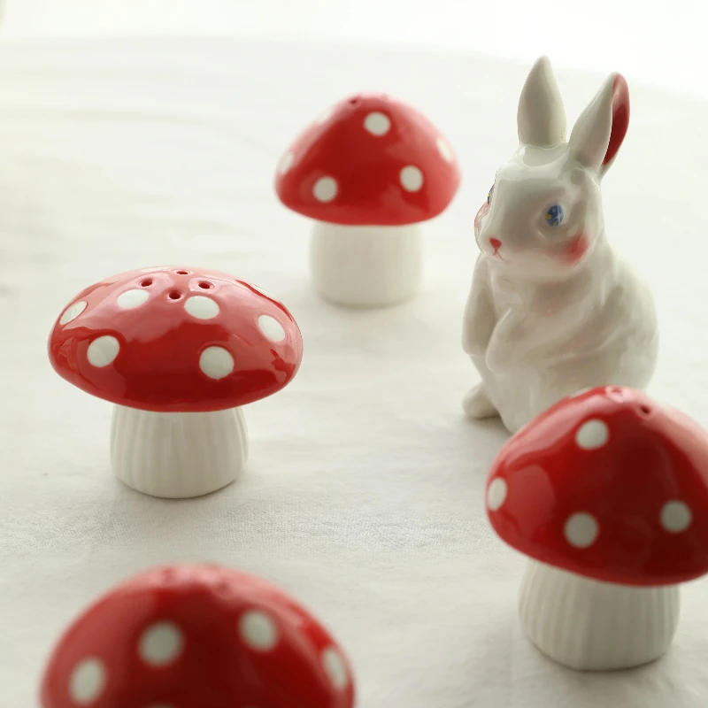 Cute hand-painted ceramic mushroom seasoning jar,pepper bottle,seasoning dispenser,suitable for home and gift,kitchen decoration