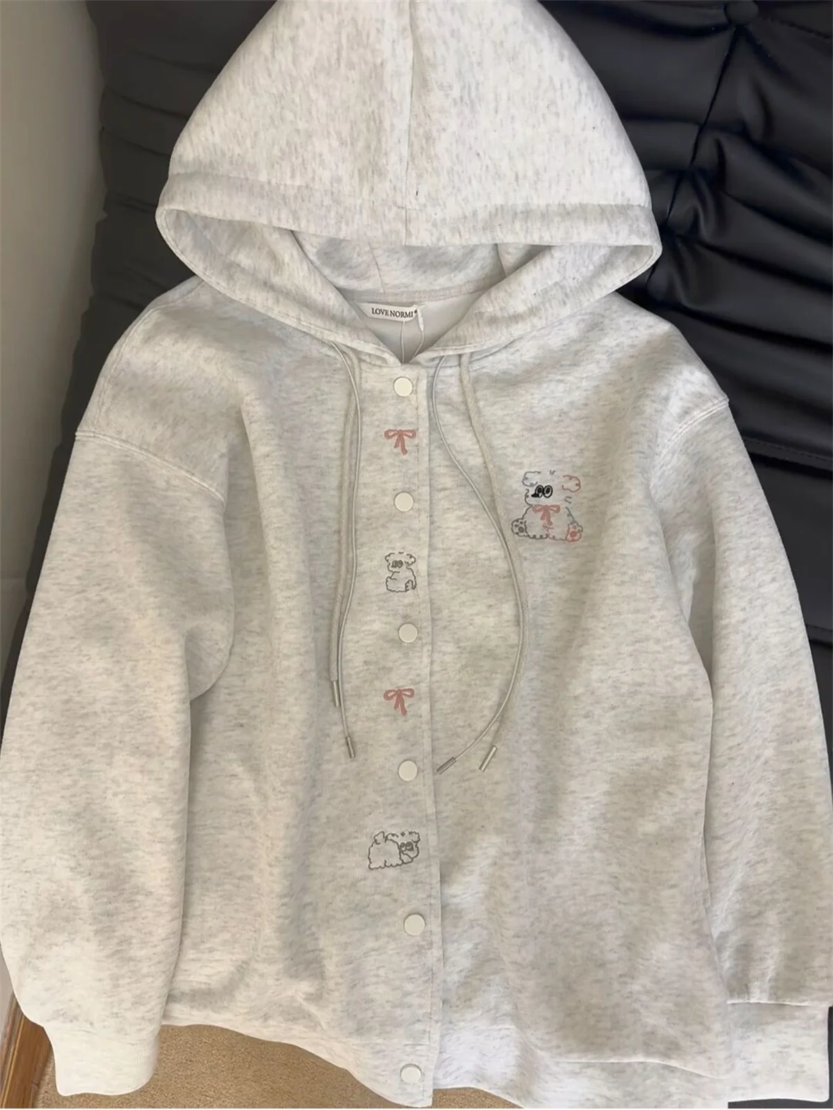 

Новинка 2025, тонкое пальто с капюшоном и вышивкой для щенков, весенне-осенний топ с длинными рукавами и шнурком, свободные однобортные серые толстовки