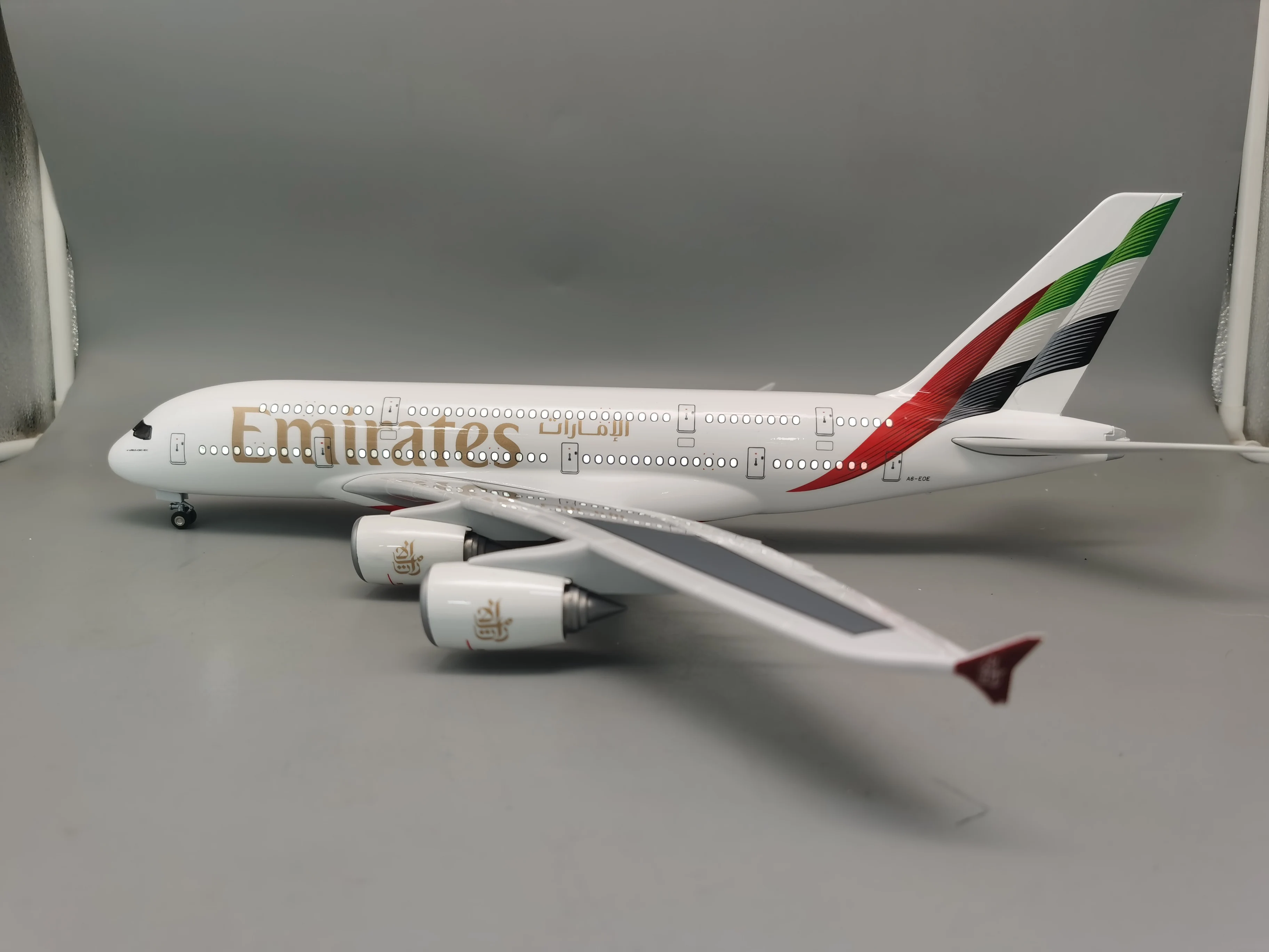 New Emirates Airlines 47cm 1/160 Scale Airbus A380 Aircraft Model With Light & Wheel Diecast Airplanes For Collection Display