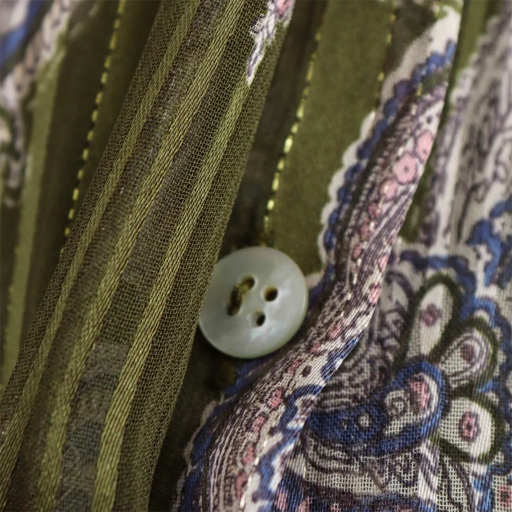 PB&ZA's new women's long-sleeved shirt features a pleated texture, classic collar and printed graphics for a modern look