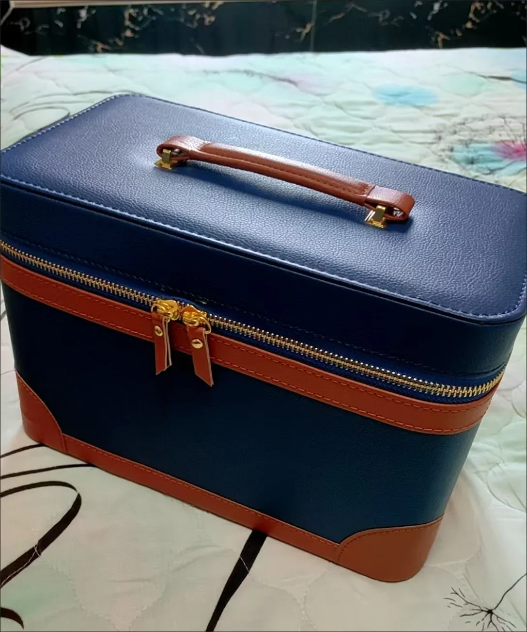 New Women Large Capacity Makeup Bag Girl Cosmetic Case High Quality Leather Female Make Up Box Essential Oil Bottle Storage Bag