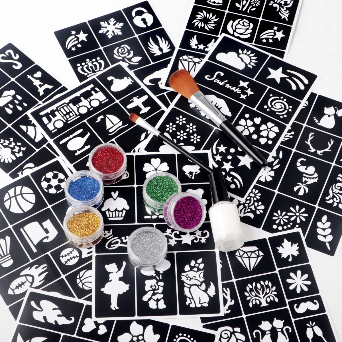 かわいいグリッタータトゥーキット メイクアップパーティー用 DIY 一時的なメタリックフェイクタトゥー+パーティー記念品用の大きなステンシルセット ギフト