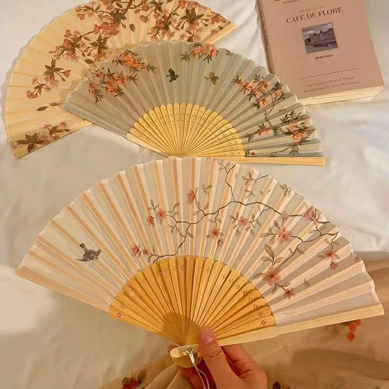 Tragbarer Handfächer im neuen chinesischen Stil, Tanzrequisiten, Retro-Muschelfächer, Damen- und Herren-Bambus-Holz-Seidenblumen-Faltfächer – Detail 3