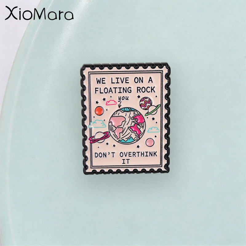 Weltraum-Stempel und Philosophie-Zitat-Abzeichen, Emaille-Pin mit schwebendem Erde-Planeten-Stempel, Modeaccessoire, Geschenk für Weltraum- und Stempel-Liebhaber